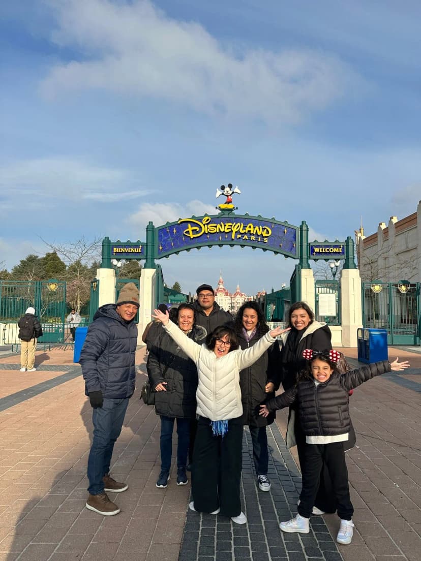 Família Meneze reunida na entrada da Disneyland