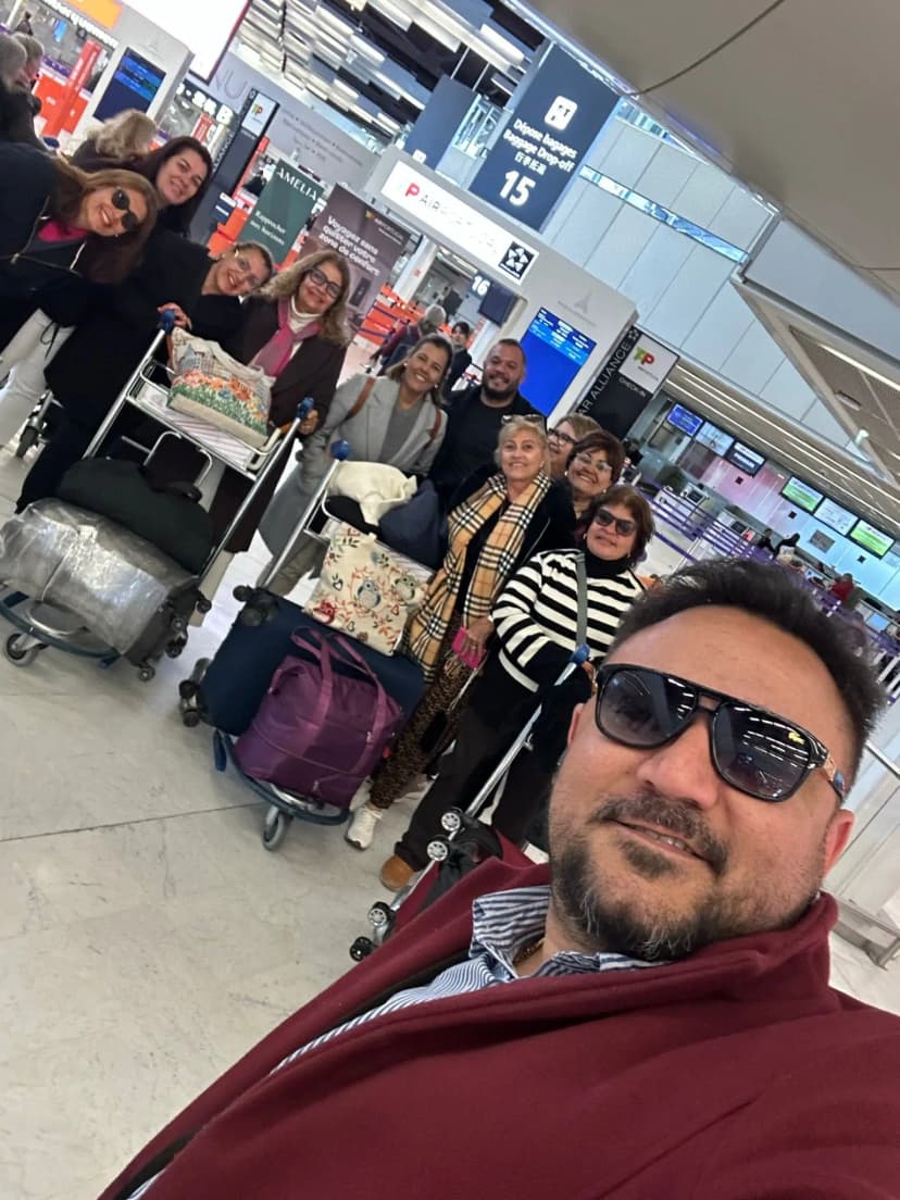 Motorista falando com o cliente em portugues.
