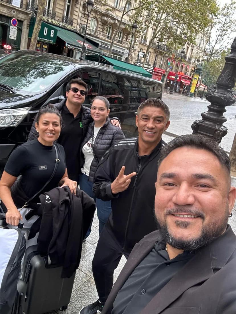familia feliz com os preços fixos de transporte.
