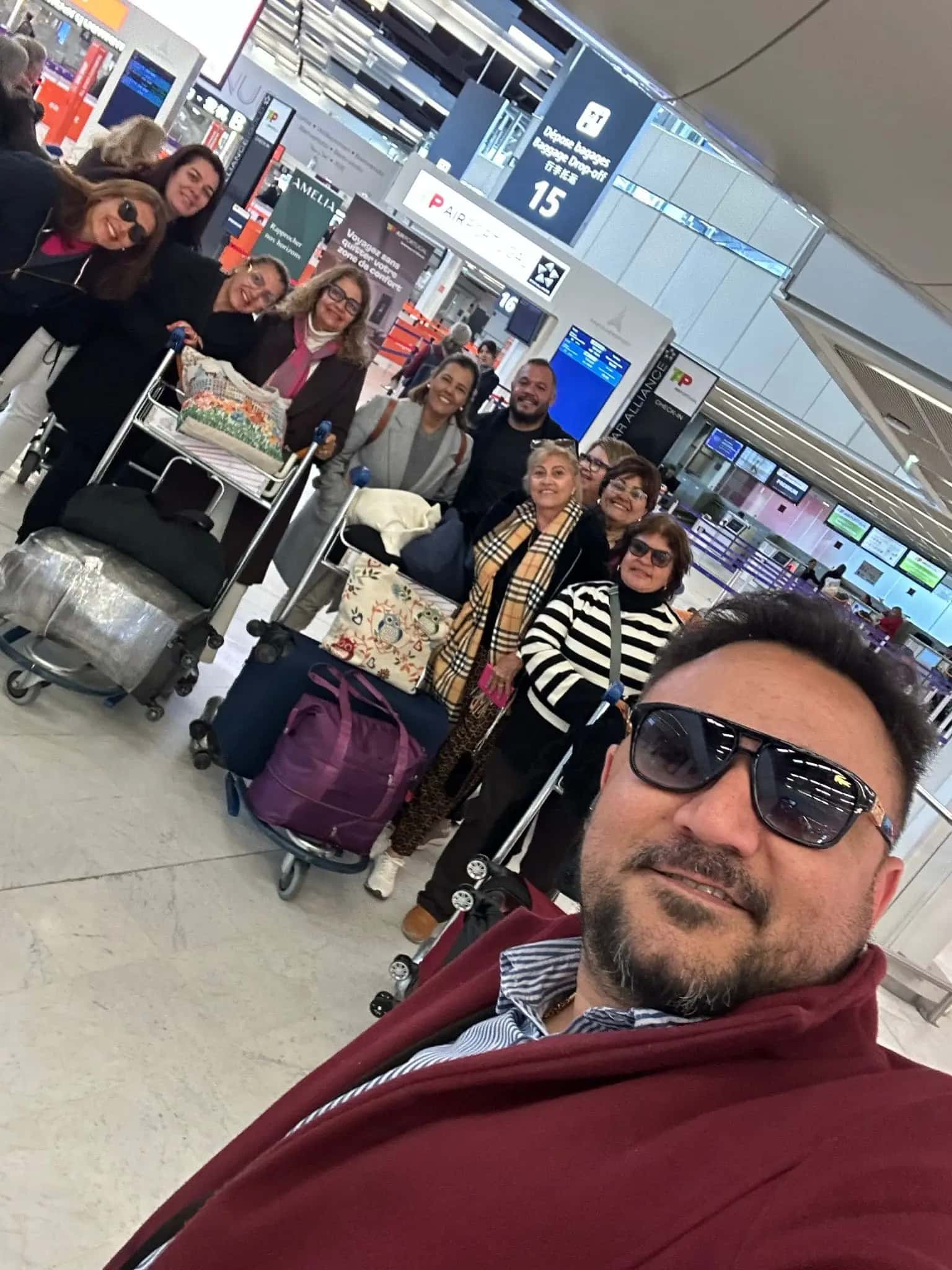 Motorista falando com o cliente em portugues.